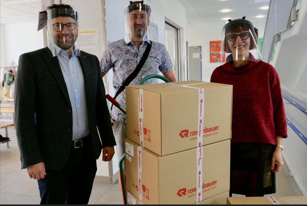 Foto – Spende für Schüler mit Hörbeeinträchtigung
